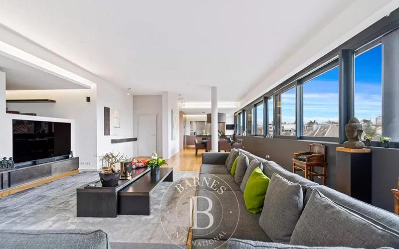 4-bedroom flat for sale in the popular Belair district
